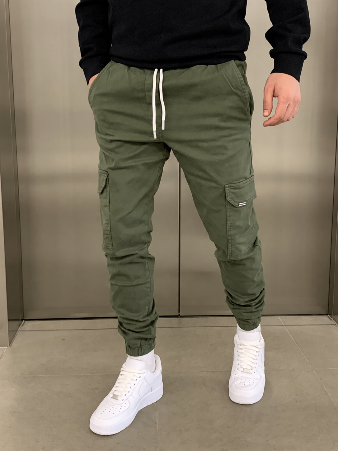 Men's durable slim-fit cargo trousers with deep pockets