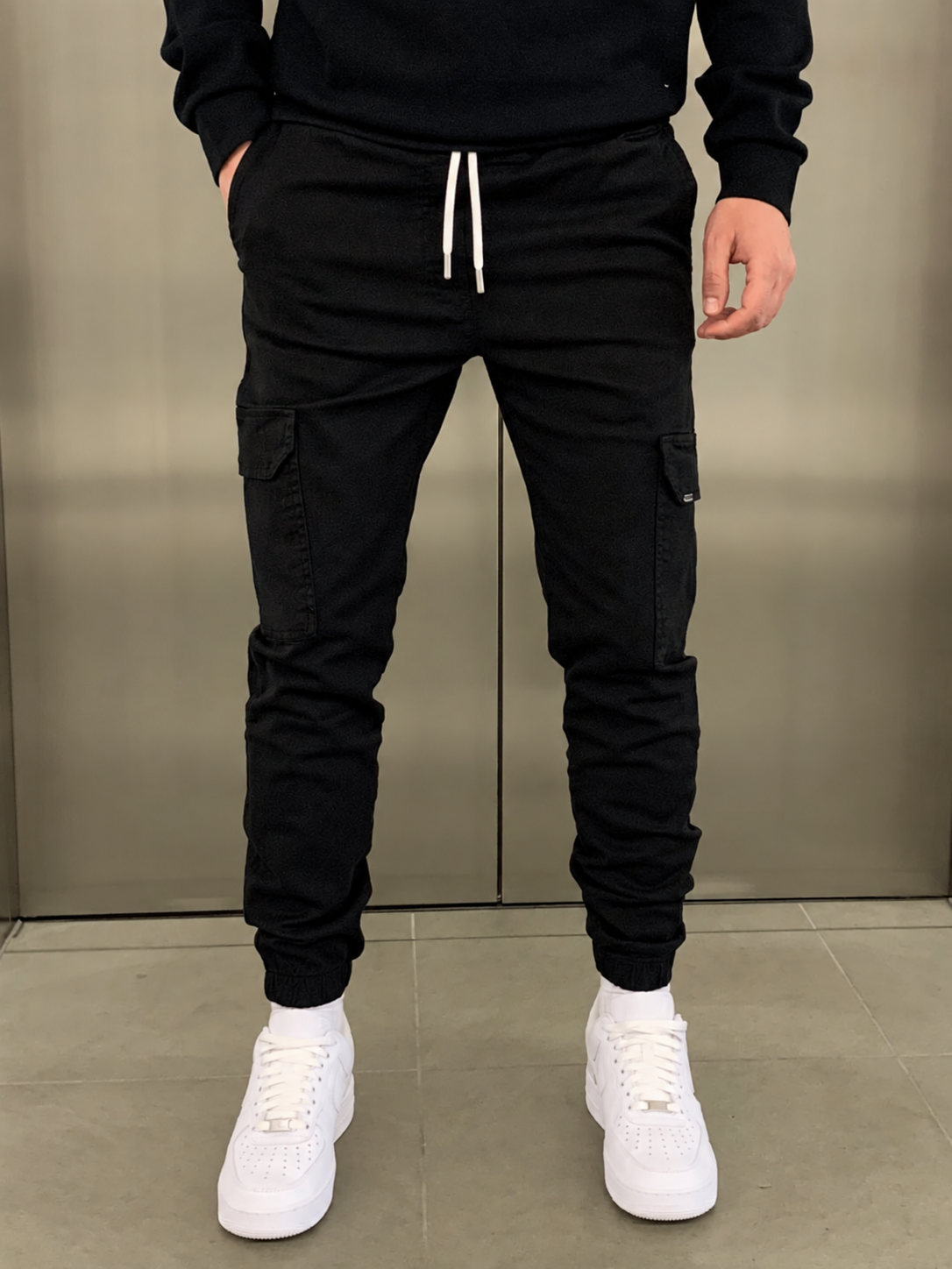 Men's durable slim-fit cargo trousers with deep pockets