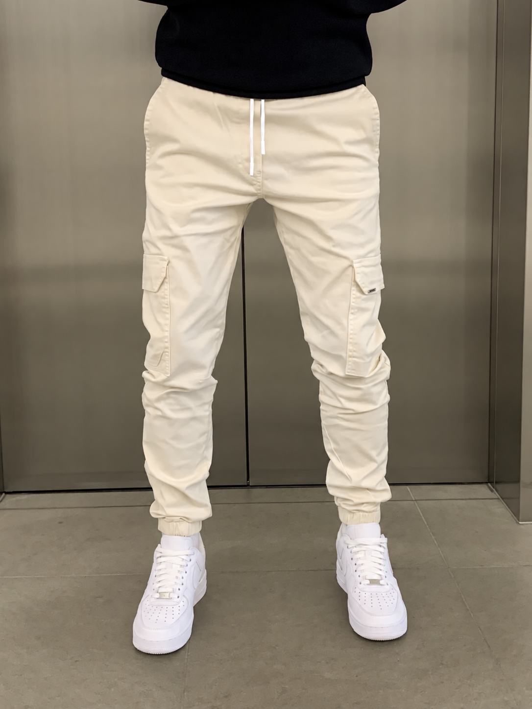 Men's durable slim-fit cargo trousers with deep pockets