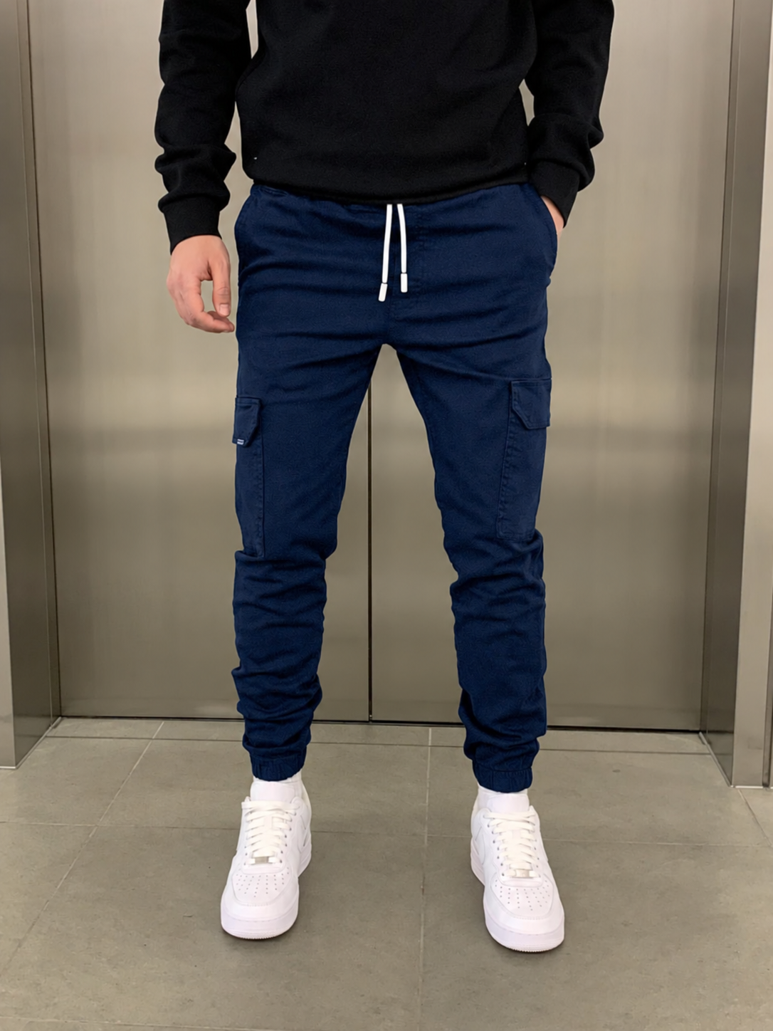Men's durable slim-fit cargo trousers with deep pockets