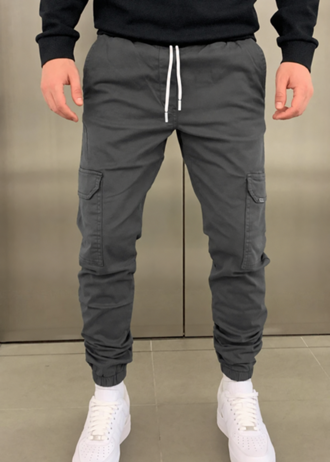 Men's durable slim-fit cargo trousers with deep pockets