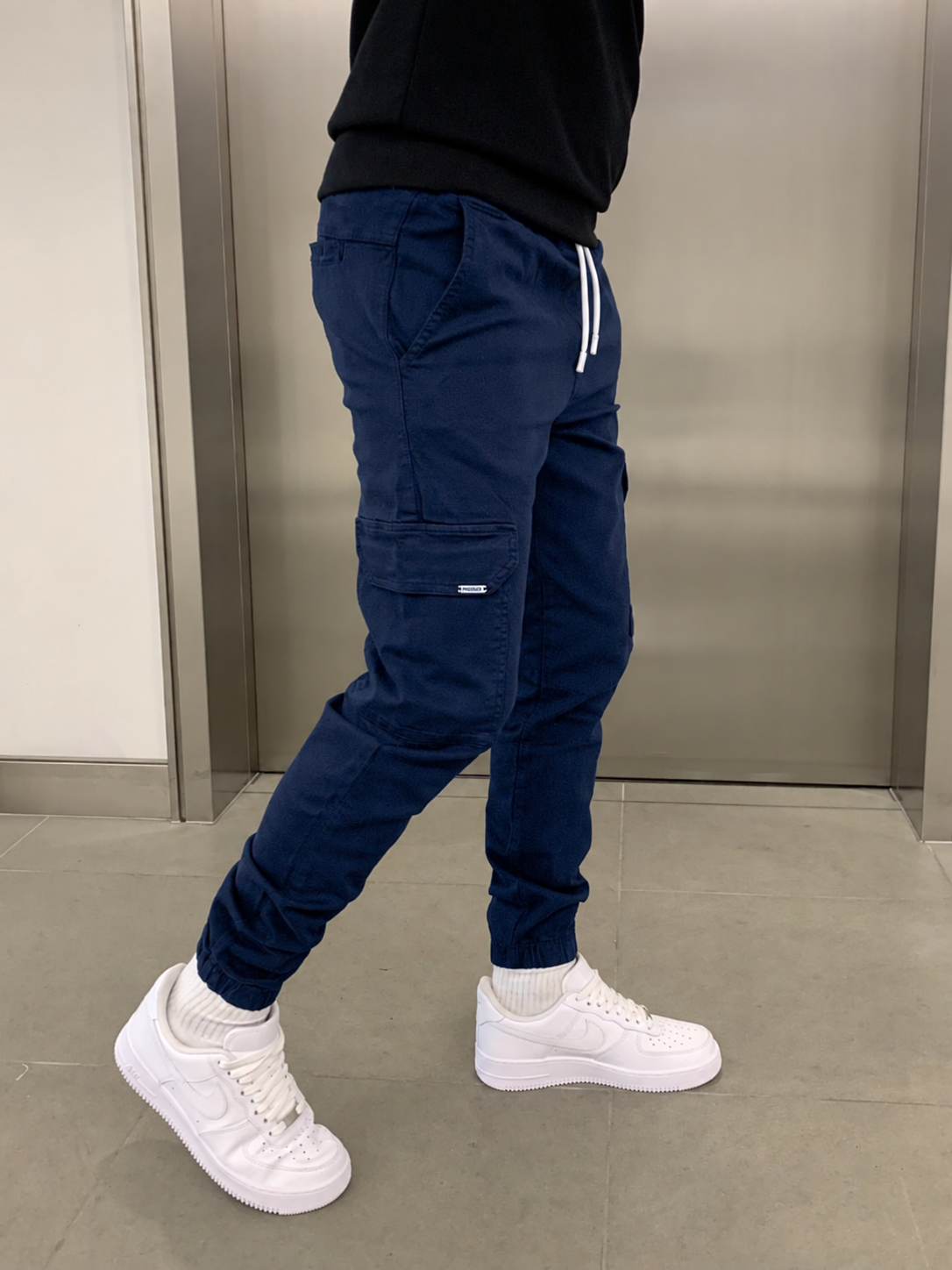 Men's durable slim-fit cargo trousers with deep pockets