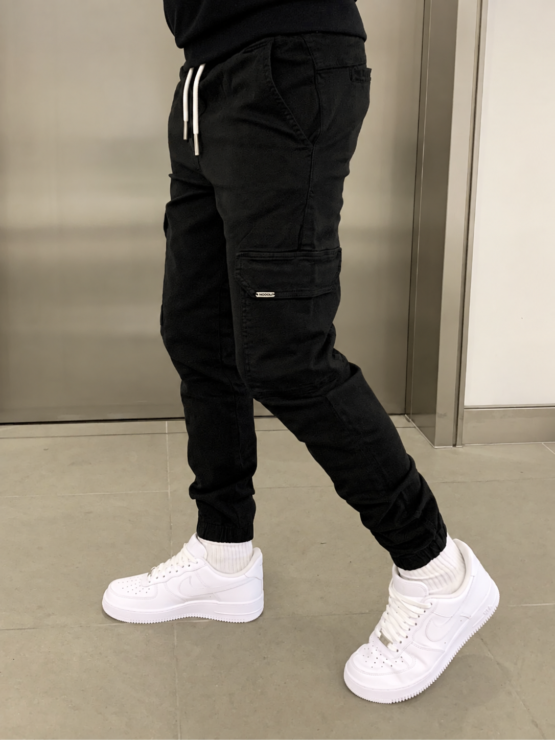 Men's durable slim-fit cargo trousers with deep pockets