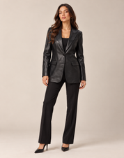 AIDA LENA faux leren blazer zwart, gedragen door een model