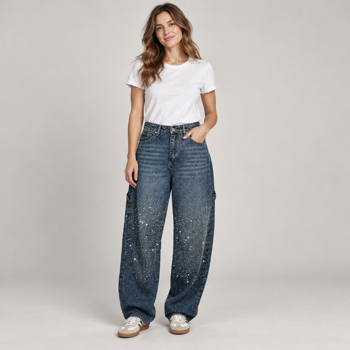 Flared broek dames retro met glitterglans op damesmodel, van dichtbij