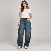 Flared broek dames retro met glitterglans op damesmodel, van dichtbij