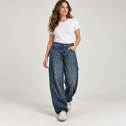 Flared broek dames retro met glitterglans op damesmodel, in een lopende pose