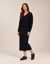 AIDA LENA gebreide set lange rok zwart, gedragen door een model
