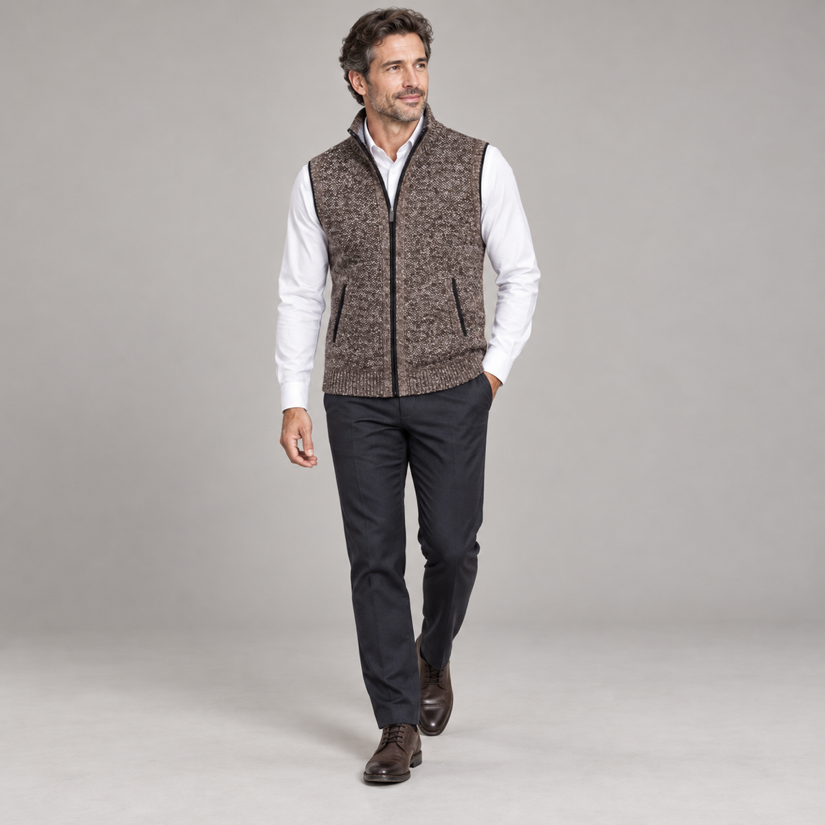 Gilet heren met kraag en nette pasvorm op herenmodel, in een lopende pose