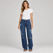 Heupjeans dames met aansluitende pasvorm op damesmodel, vooraanzicht