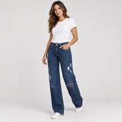 Heupjeans dames met aansluitende pasvorm op damesmodel, schuin vooraanzicht