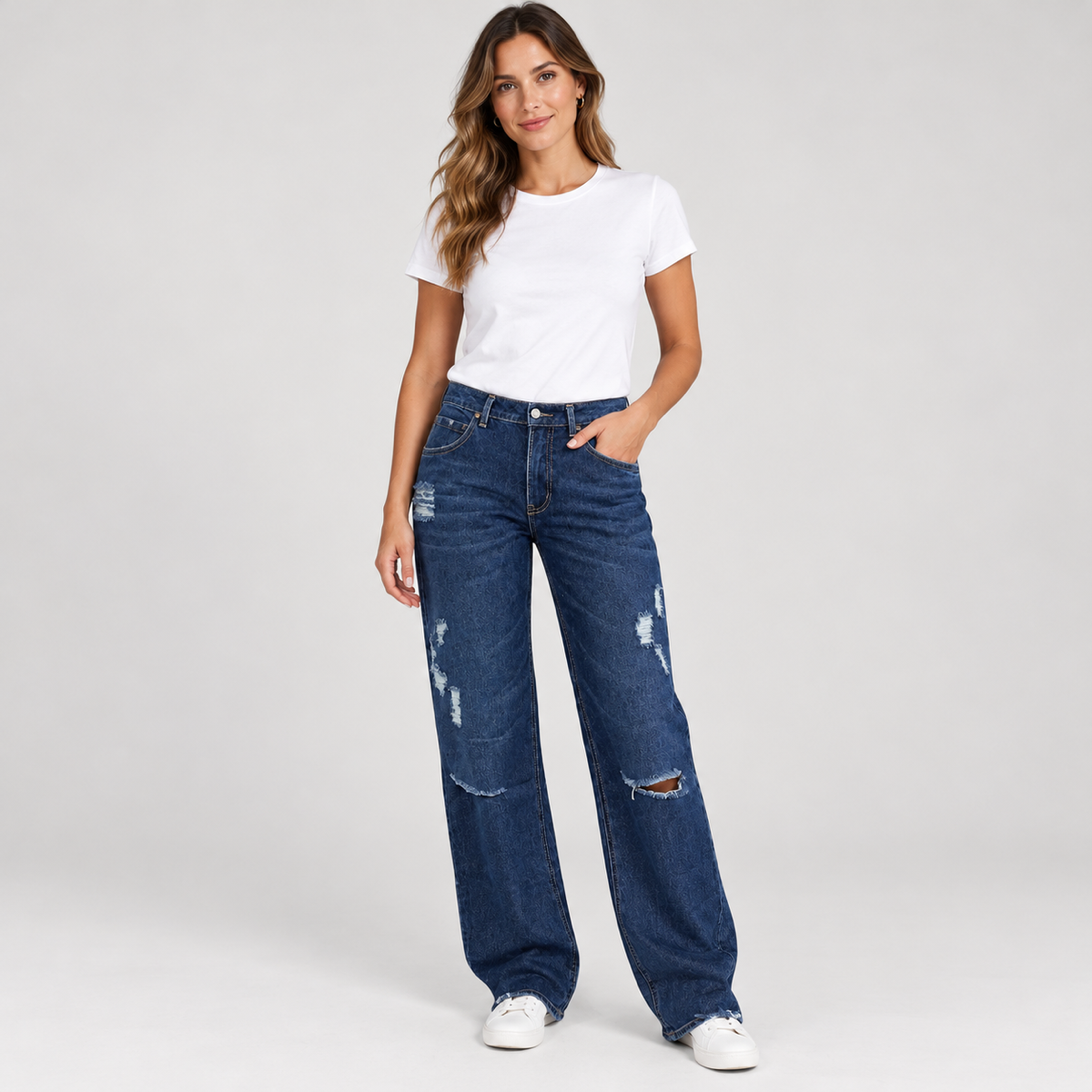 Heupjeans dames met aansluitende pasvorm op damesmodel, van dichtbij