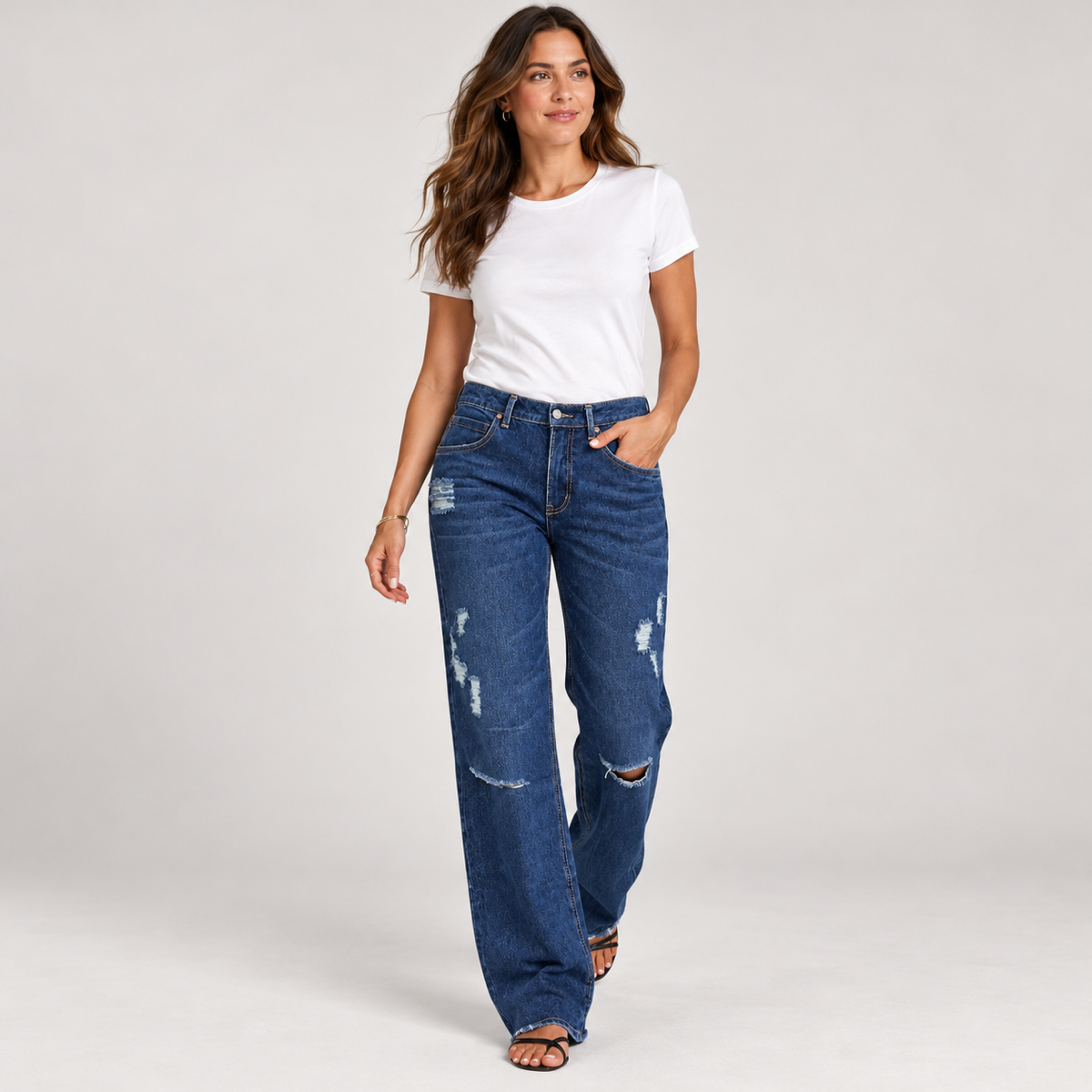 Heupjeans dames met aansluitende pasvorm op damesmodel, in een lopende pose