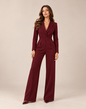 AIDA LENA jumpsuit blazerstijl bordeaux, gedragen door een model