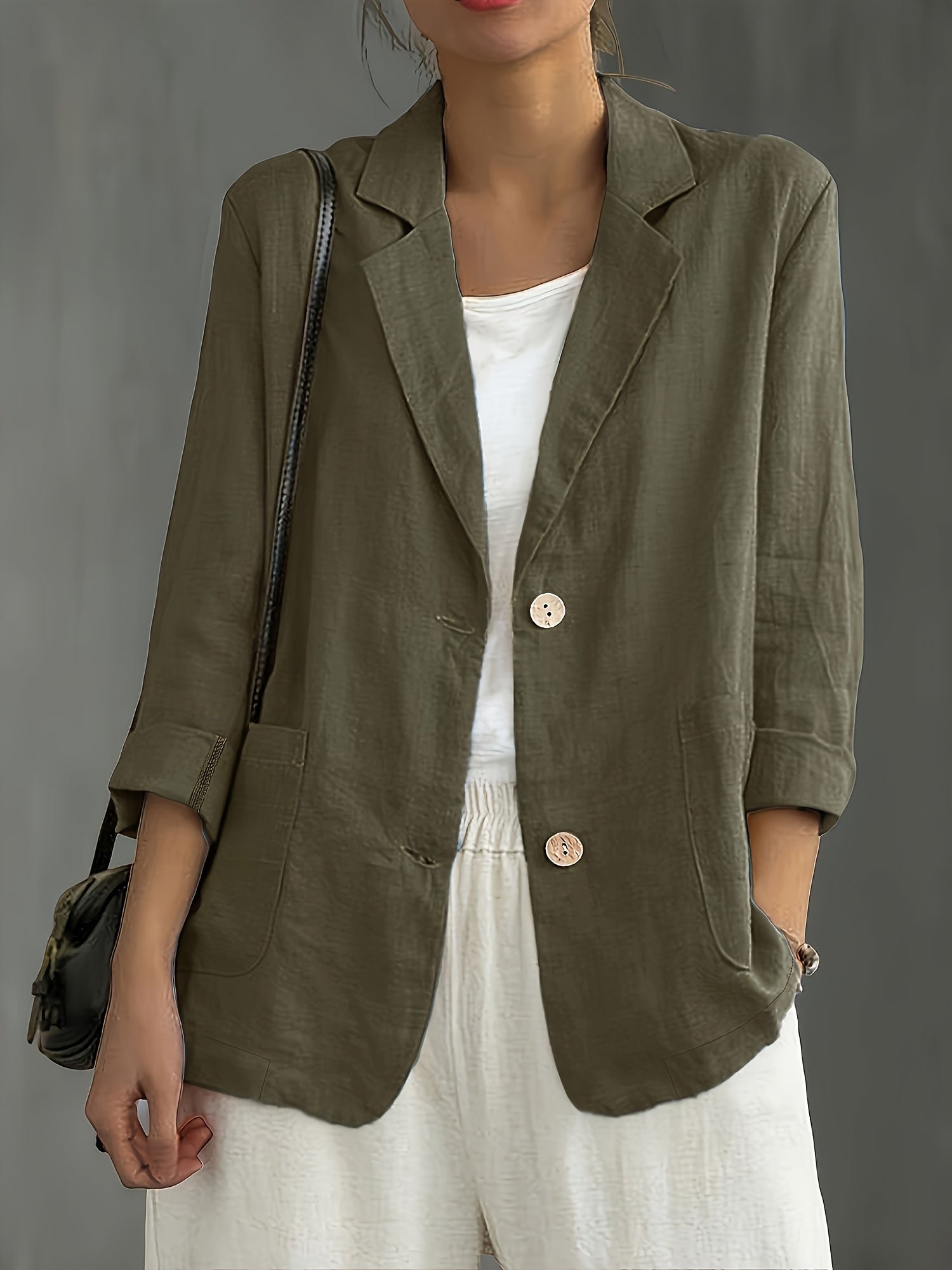 Women's loose-fit blazer with two buttons and roll-up sleeves