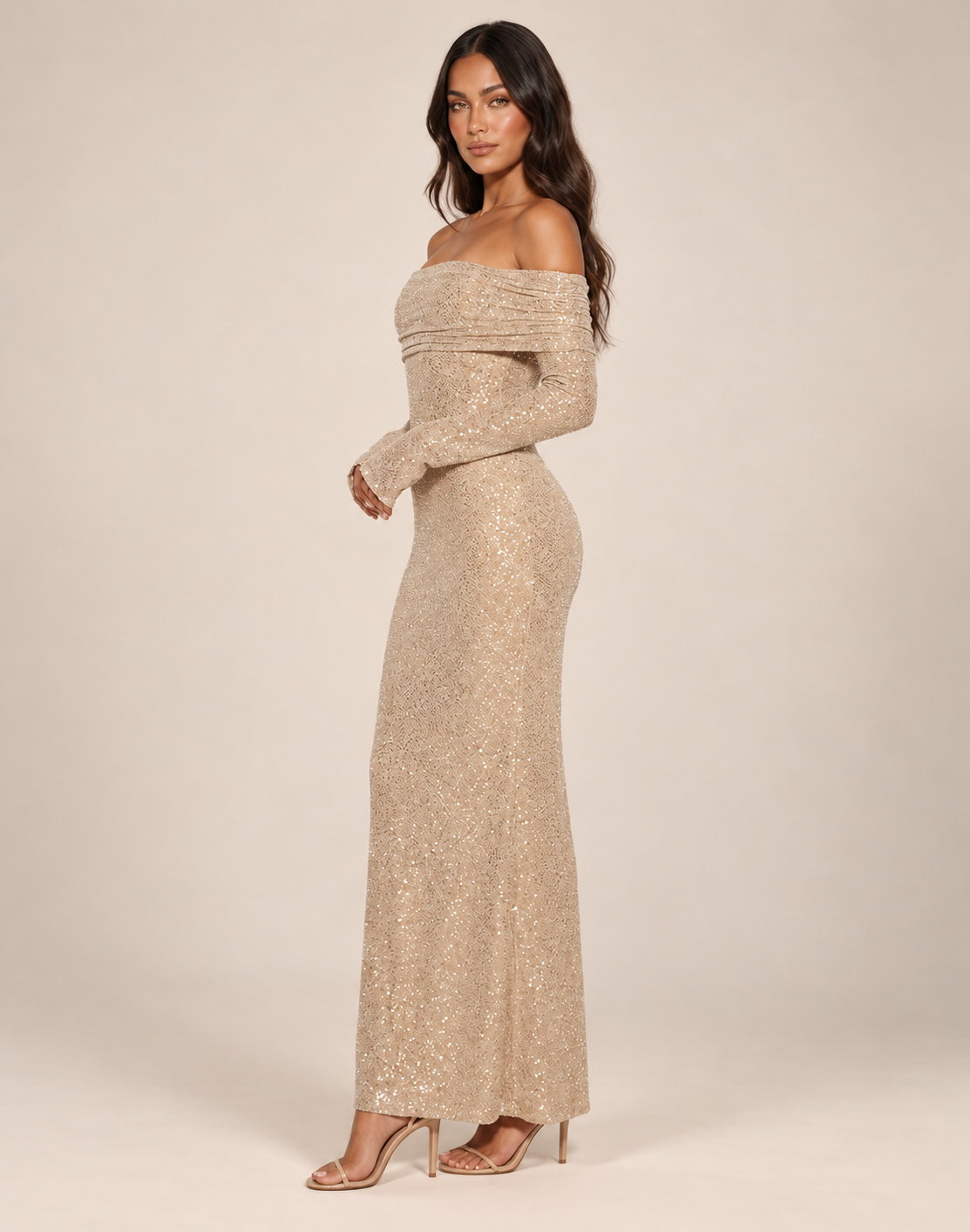 AIDA LENA beige glitter maxi-jurk met off-shoulder hals, gedragen door een model