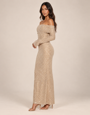 AIDA LENA beige glitter maxi-jurk met off-shoulder hals, gedragen door een model