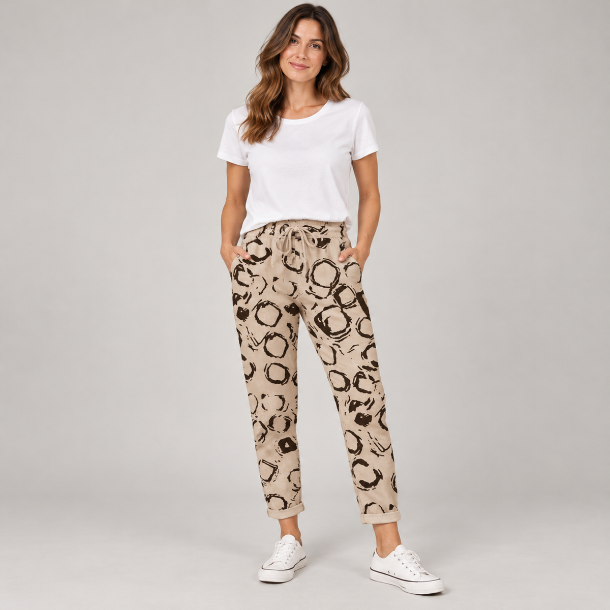 Pantalon dames slim fit met trekkoord in effen en print op damesmodel, vooraanzicht