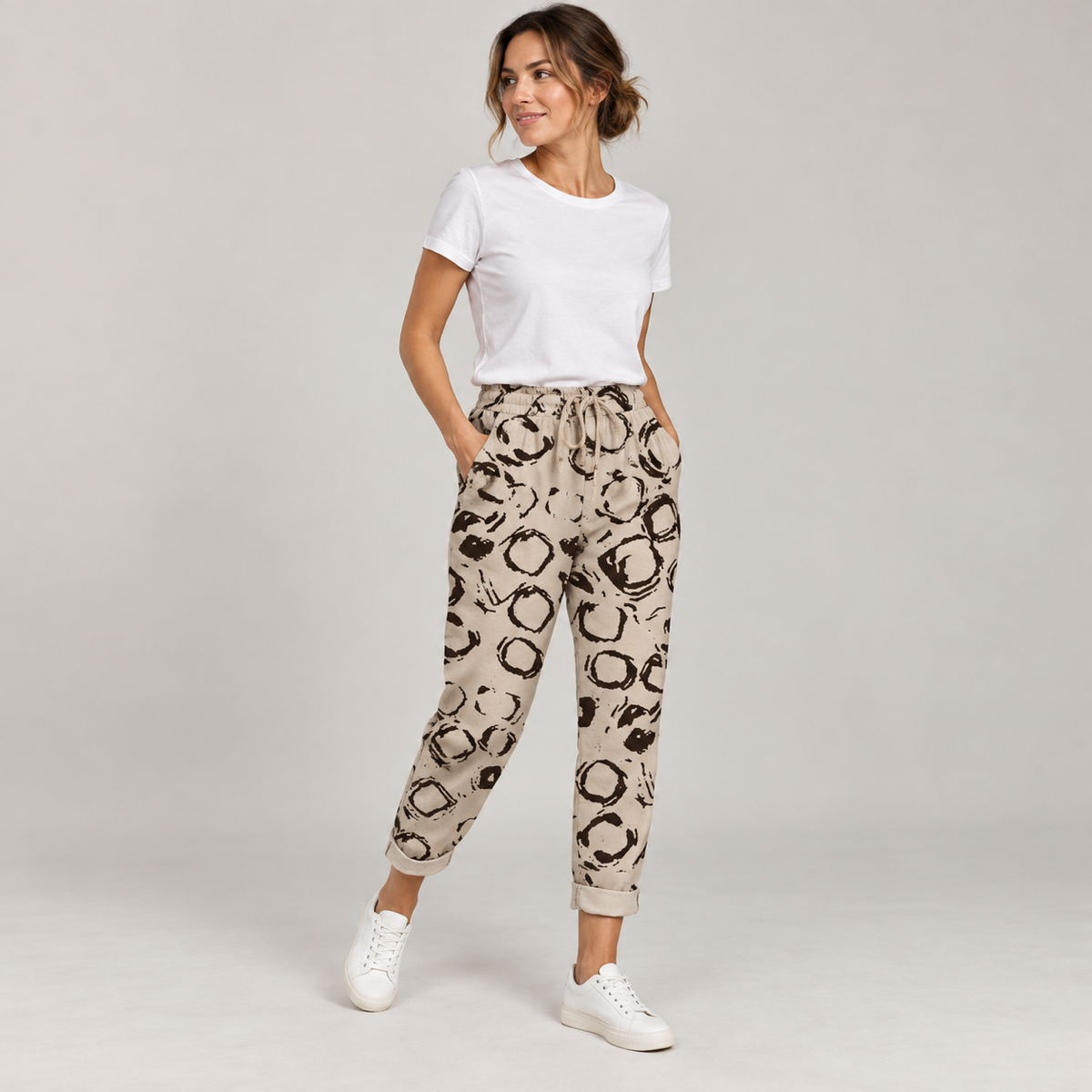 Pantalon dames slim fit met trekkoord in effen en print op damesmodel, schuin vooraanzicht