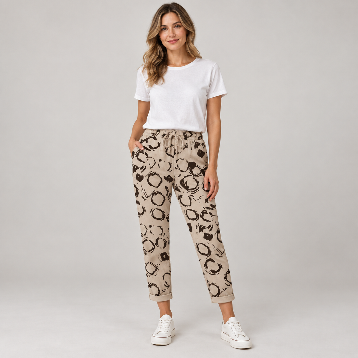 Pantalon dames slim fit met trekkoord in effen en print op damesmodel, van dichtbij