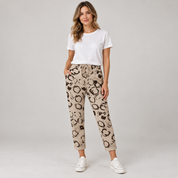 Pantalon dames slim fit met trekkoord in effen en print op damesmodel, van dichtbij