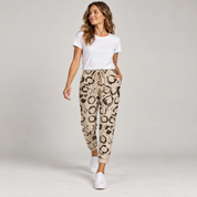 Pantalon dames slim fit met trekkoord in effen en print op damesmodel, in een lopende pose