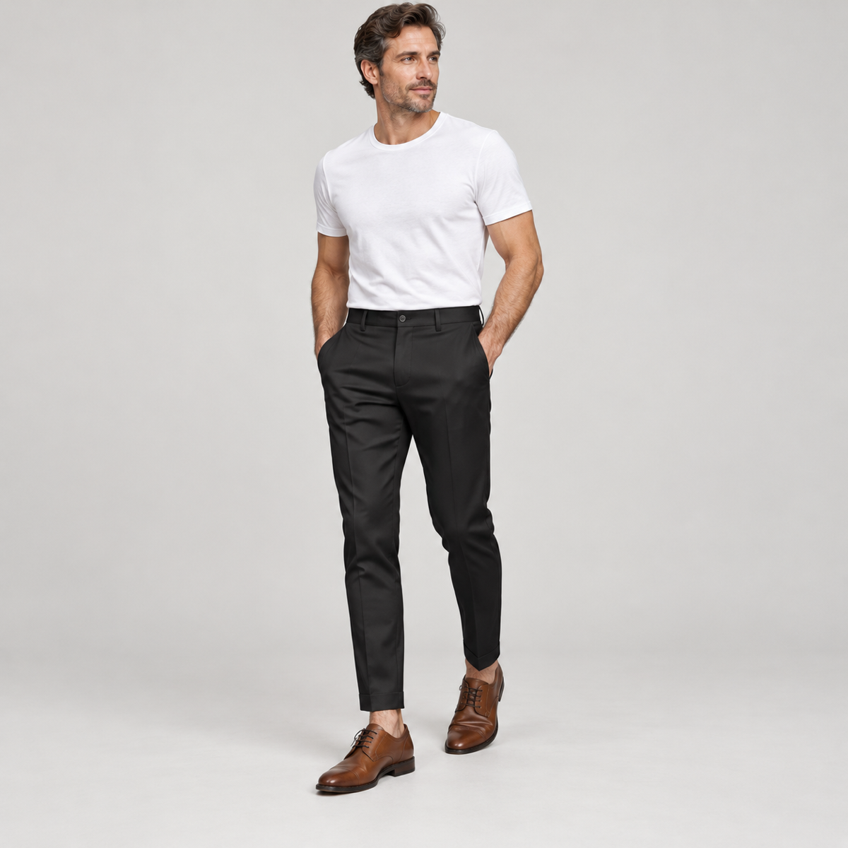 Pantalon heren slim fit met diepe zakken op herenmodel, schuin vooraanzicht