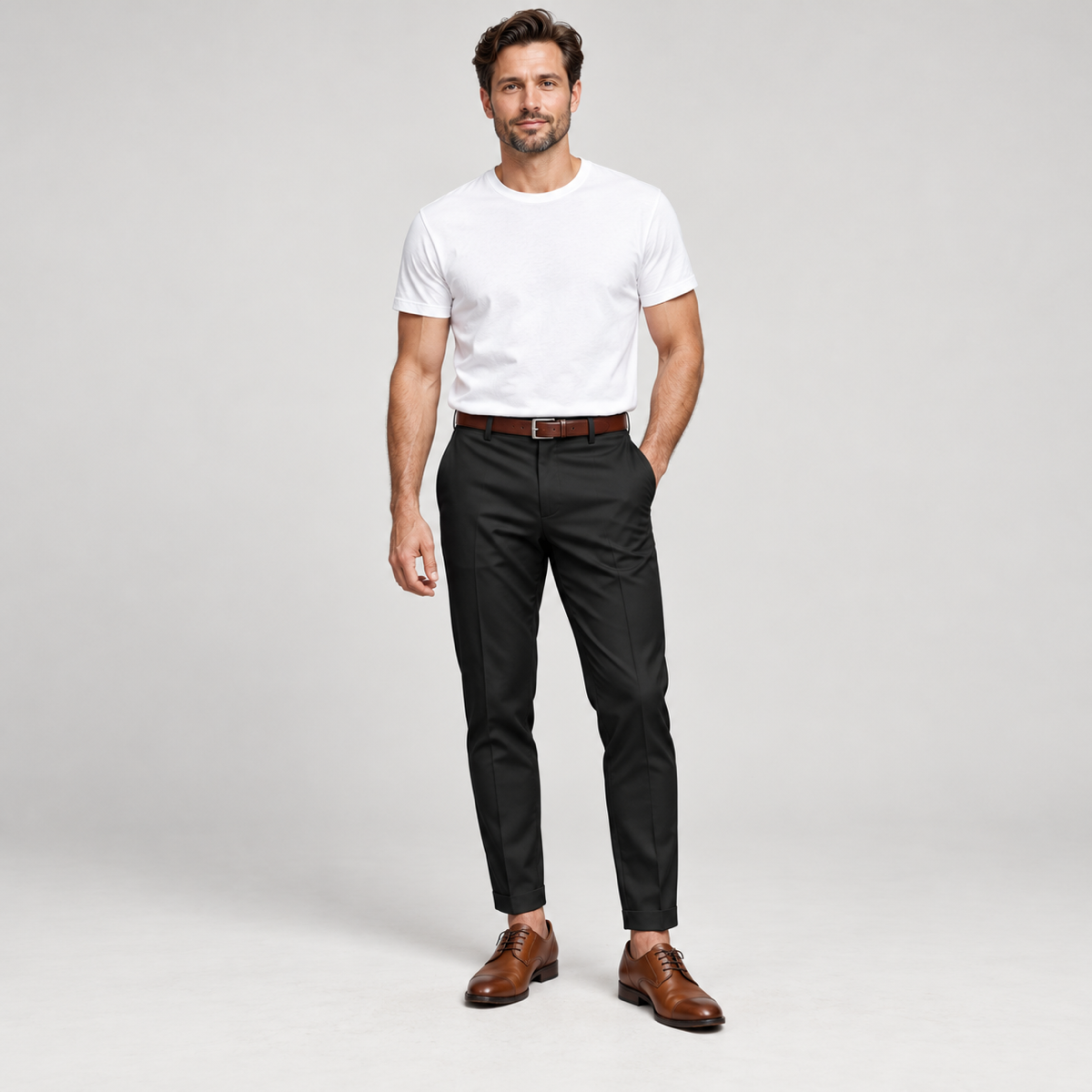 Pantalon heren slim fit met diepe zakken op herenmodel, van dichtbij