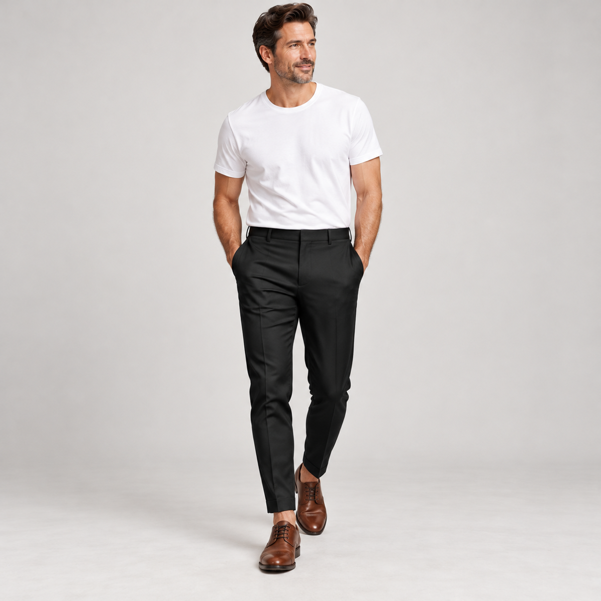 Pantalon heren slim fit met diepe zakken op herenmodel, in een lopende pose