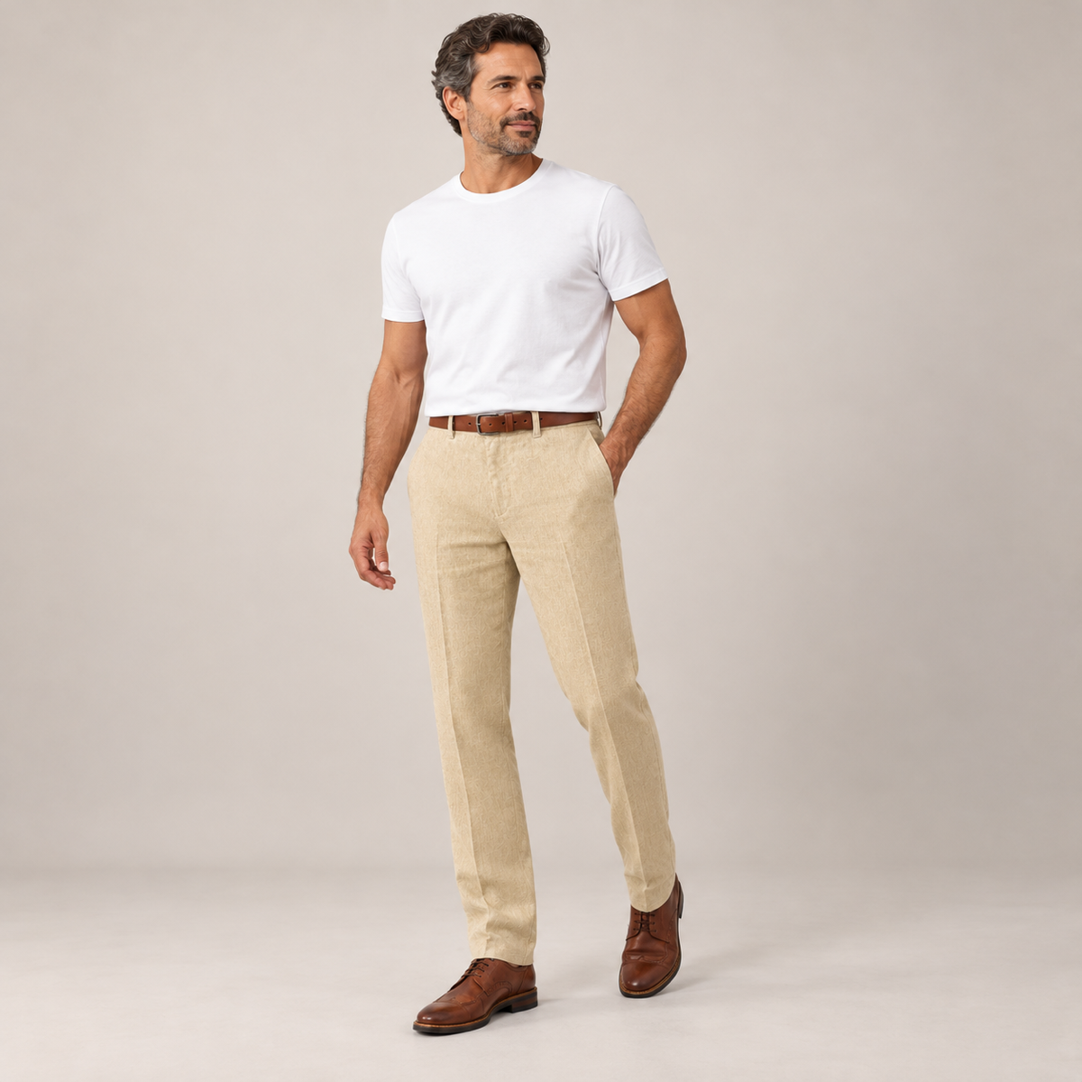 Pantalon heren smart casual slim fit op herenmodel, schuin vooraanzicht