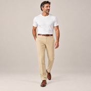 Pantalon heren smart casual slim fit op herenmodel, in een lopende pose