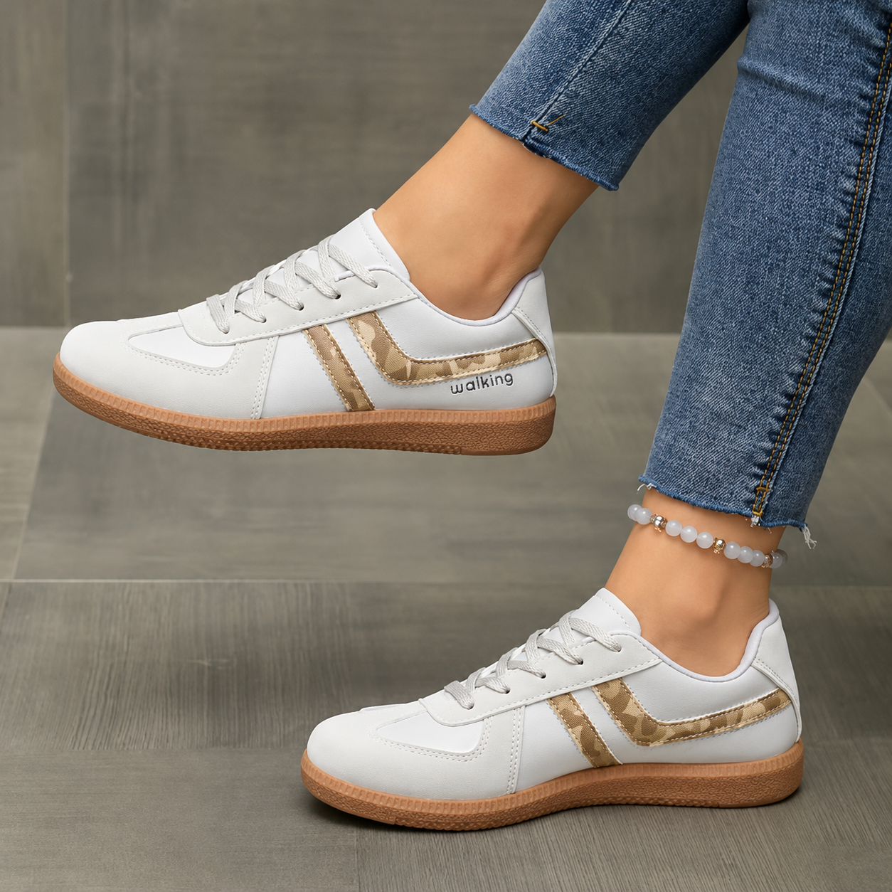 Women's retro striped trainers in off-white, with gum sole and lace-up fastening