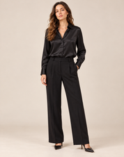 AIDA LENA satijnlook blouse klassieke kraag zwart, gedragen door een model