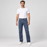 Straight fit jeans heren met soepele pasvorm op herenmodel, vooraanzicht