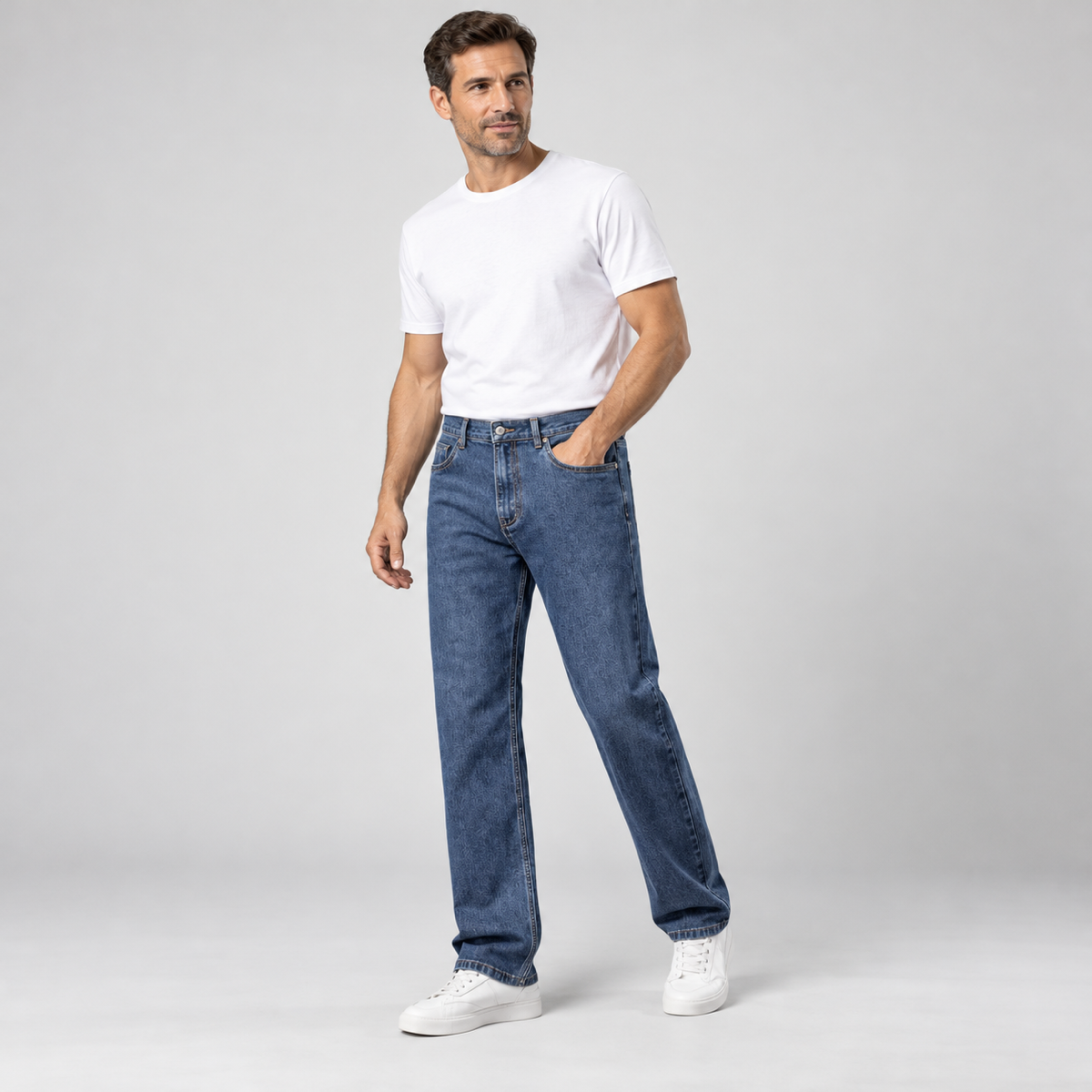 Straight fit jeans heren met soepele pasvorm op herenmodel, schuin vooraanzicht