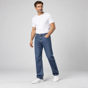 Straight fit jeans heren met soepele pasvorm op herenmodel, schuin vooraanzicht