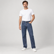 Straight fit jeans heren met soepele pasvorm op herenmodel, van dichtbij