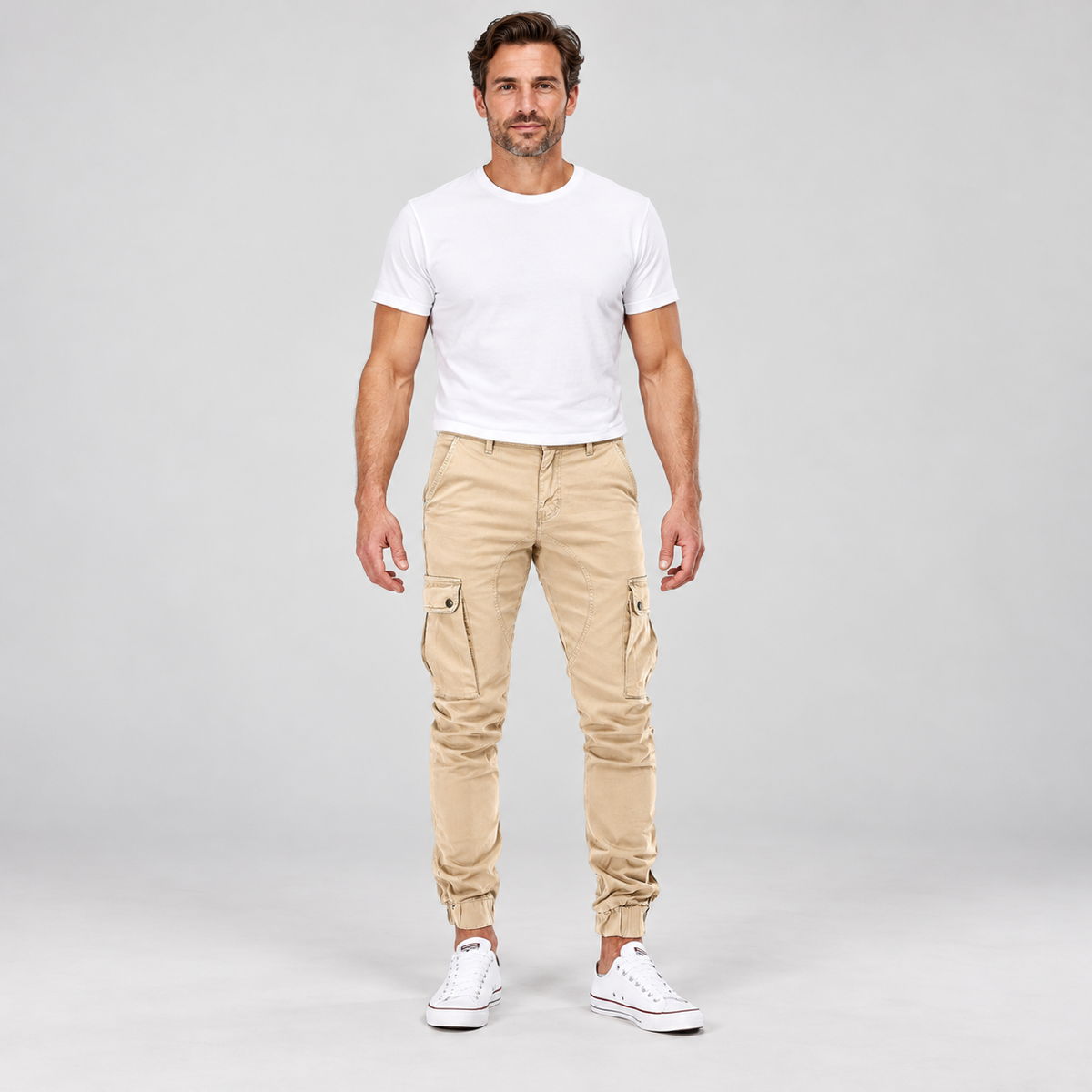 Tactische cargobroek heren slim fit met diepe zakken op herenmodel, vooraanzicht