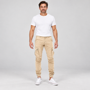 Tactische cargobroek heren slim fit met diepe zakken op herenmodel, vooraanzicht