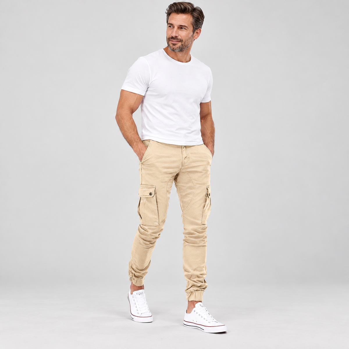 Tactische cargobroek heren slim fit met diepe zakken op herenmodel, schuin vooraanzicht