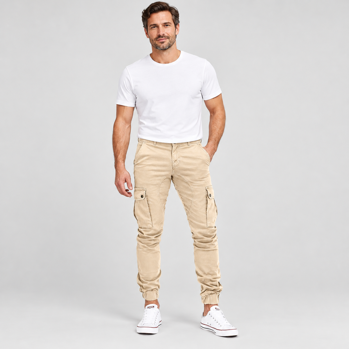 Tactische cargobroek heren slim fit met diepe zakken op herenmodel, van dichtbij