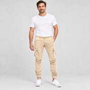 Tactische cargobroek heren slim fit met diepe zakken op herenmodel, van dichtbij