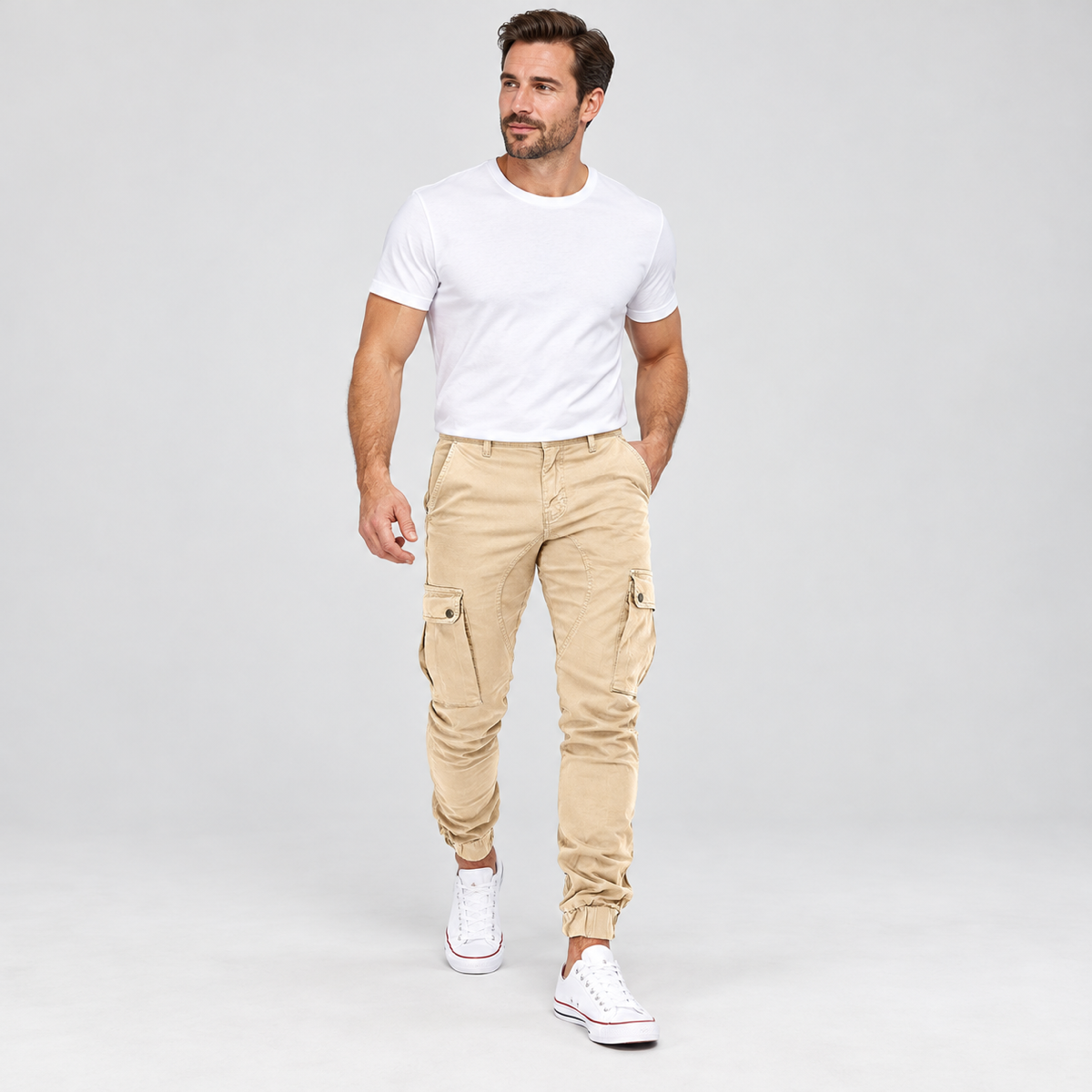 Tactische cargobroek heren slim fit met diepe zakken op herenmodel, in een lopende pose