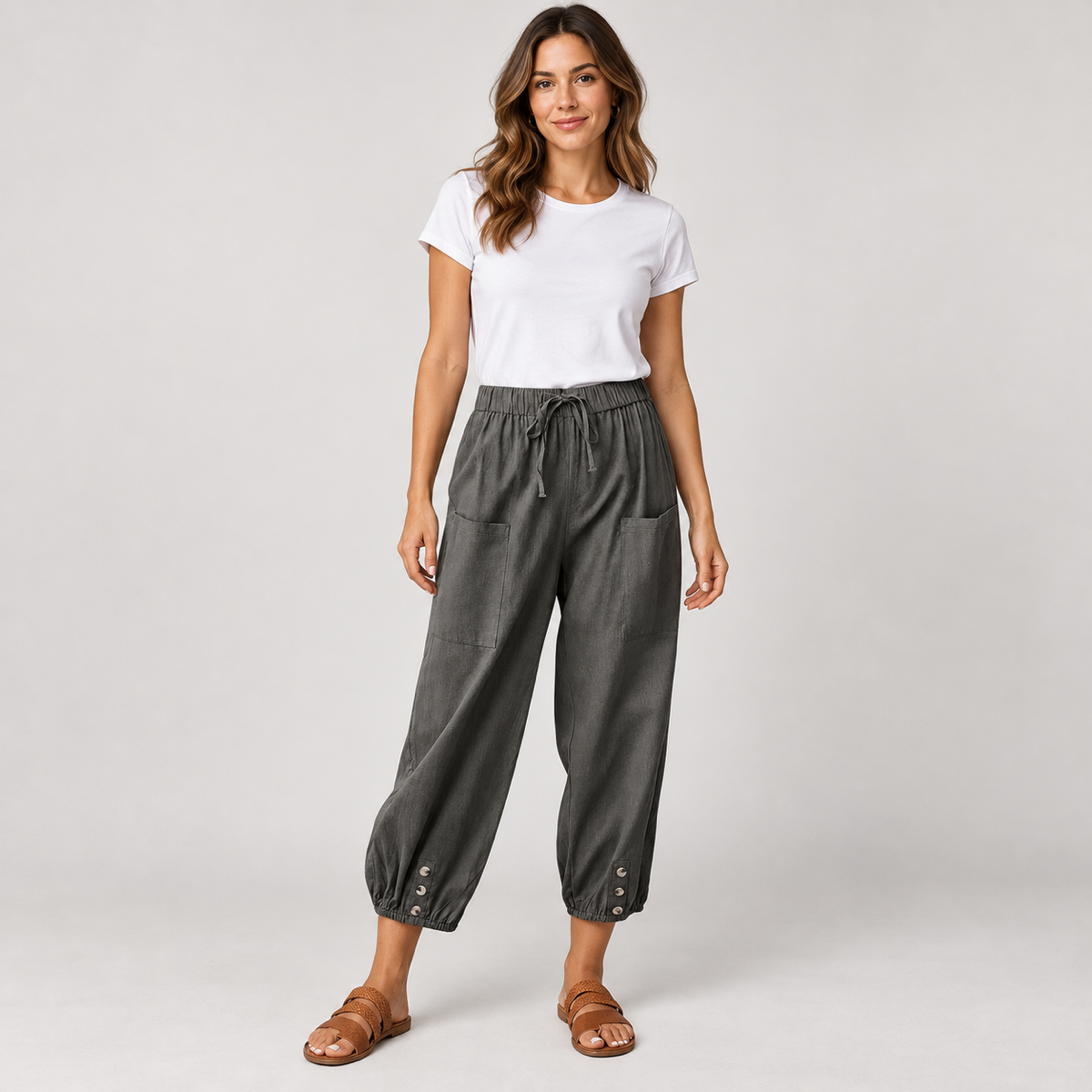 Tapered pantalon dames met trekkoord en diepe zakken op damesmodel, vooraanzicht