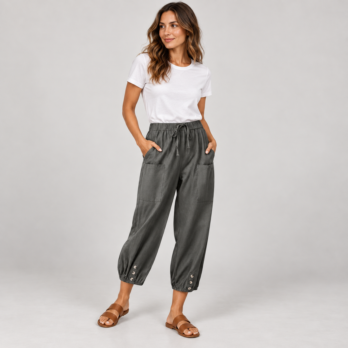 Tapered pantalon dames met trekkoord en diepe zakken op damesmodel, schuin vooraanzicht