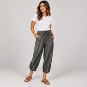 Tapered pantalon dames met trekkoord en diepe zakken op damesmodel, schuin vooraanzicht
