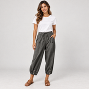 Tapered pantalon dames met trekkoord en diepe zakken op damesmodel, van dichtbij