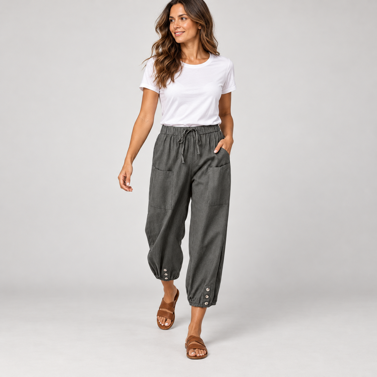 Tapered pantalon dames met trekkoord en diepe zakken op damesmodel, in een lopende pose