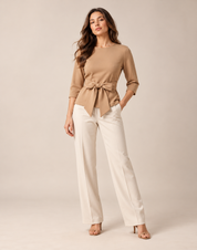 AIDA LENA top strikdetail taille beige, gedragen door een model