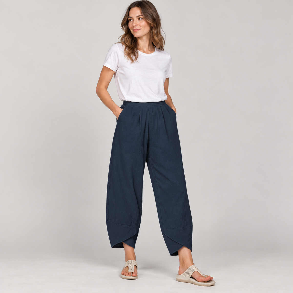 Wide leg broek dames lichtgewicht met soepele val op damesmodel, schuin vooraanzicht